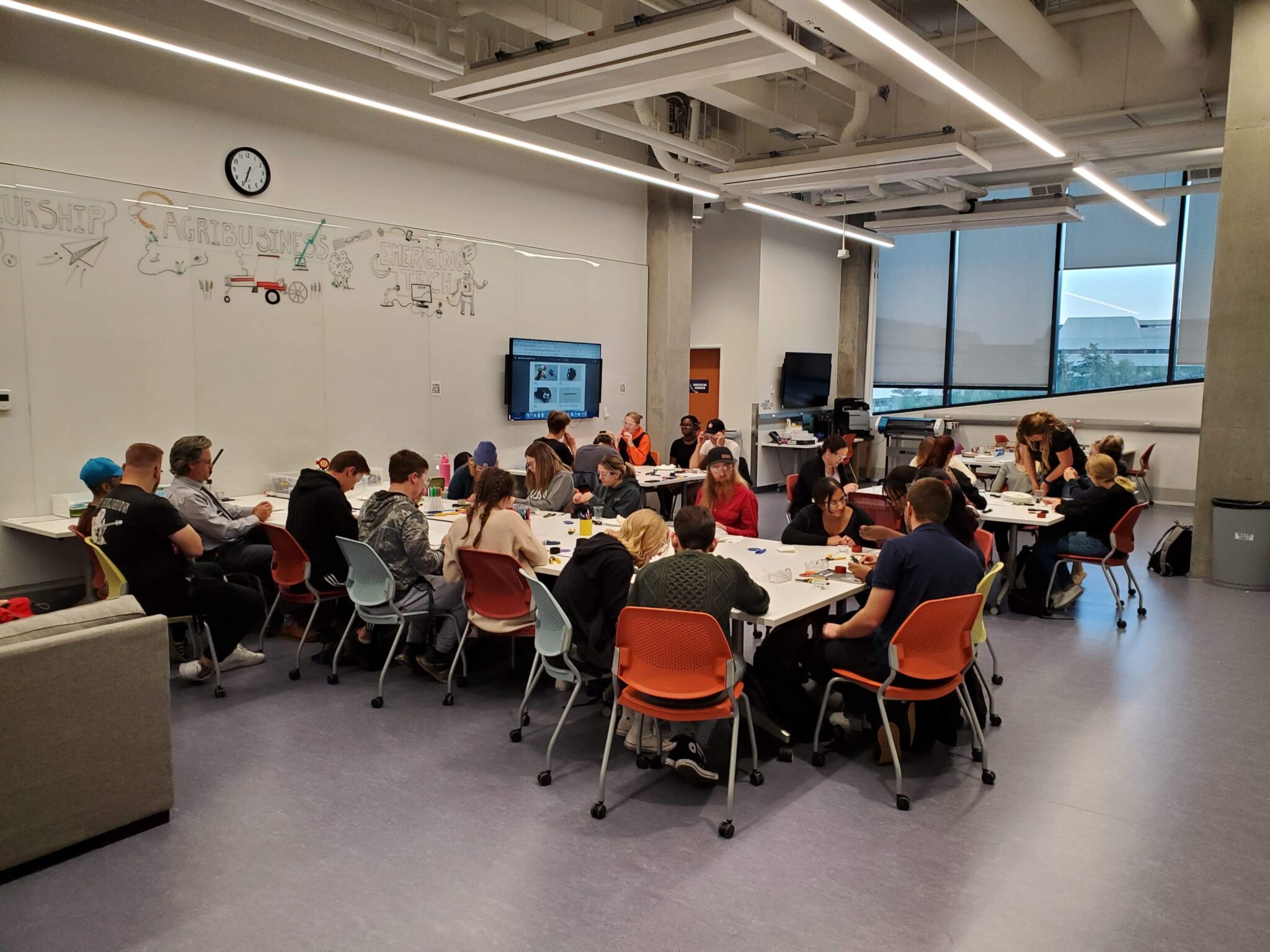 a packed classroom at the dice spinner build event
